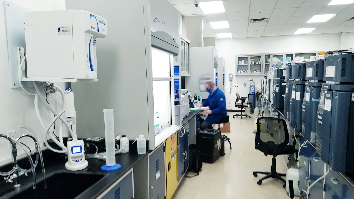 Apparecchiatura per la purificazione dell’acqua su un banco di laboratorio