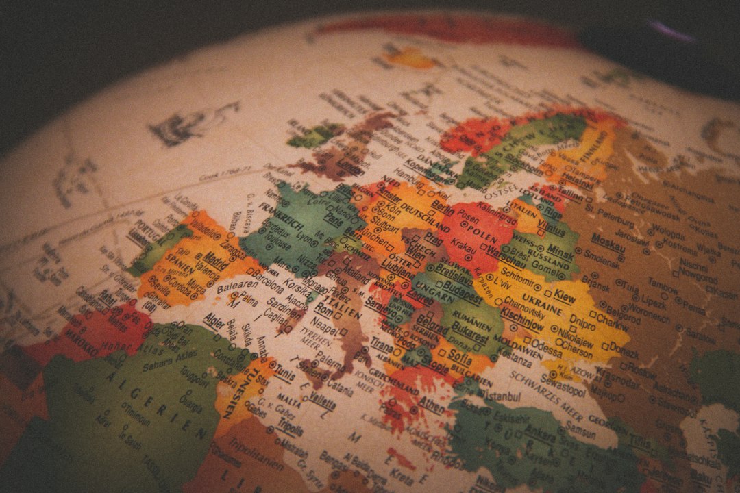 Globo terrestre con l’Europa in evidenza per la dipendenza quinquennale del marchio internazionale