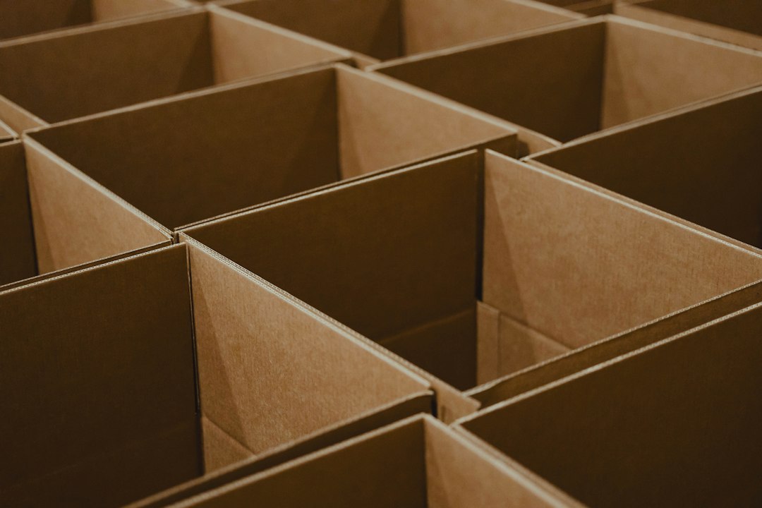 Scatole aperte organizzate in un magazzino per il controllo delle scorte