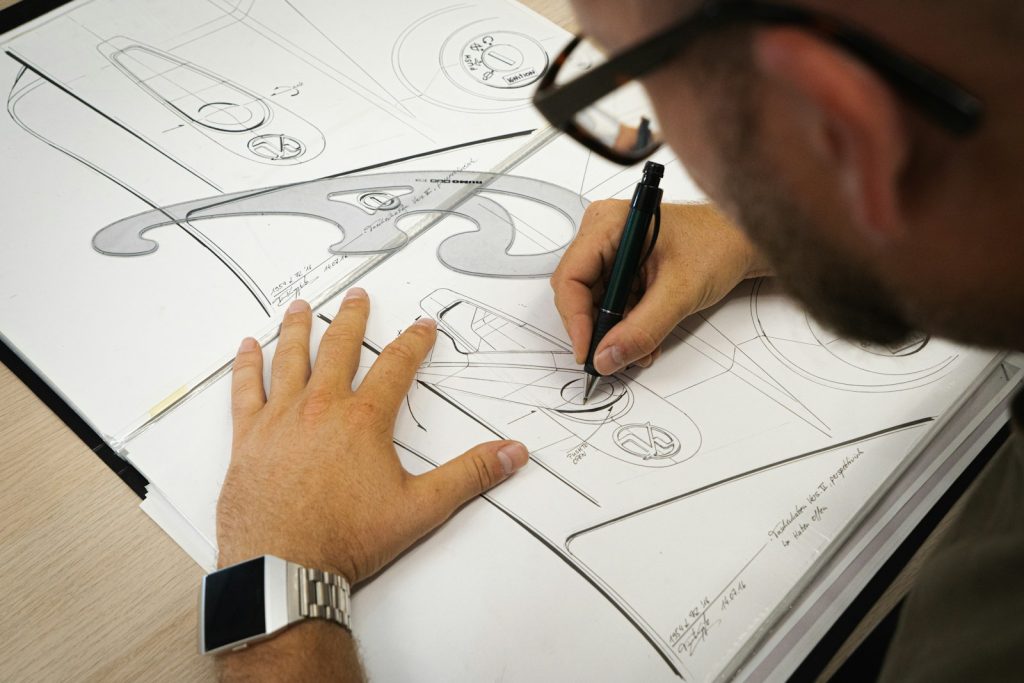 Prototipo e disegni tecnici durante la preparazione di una licenza di design industriale