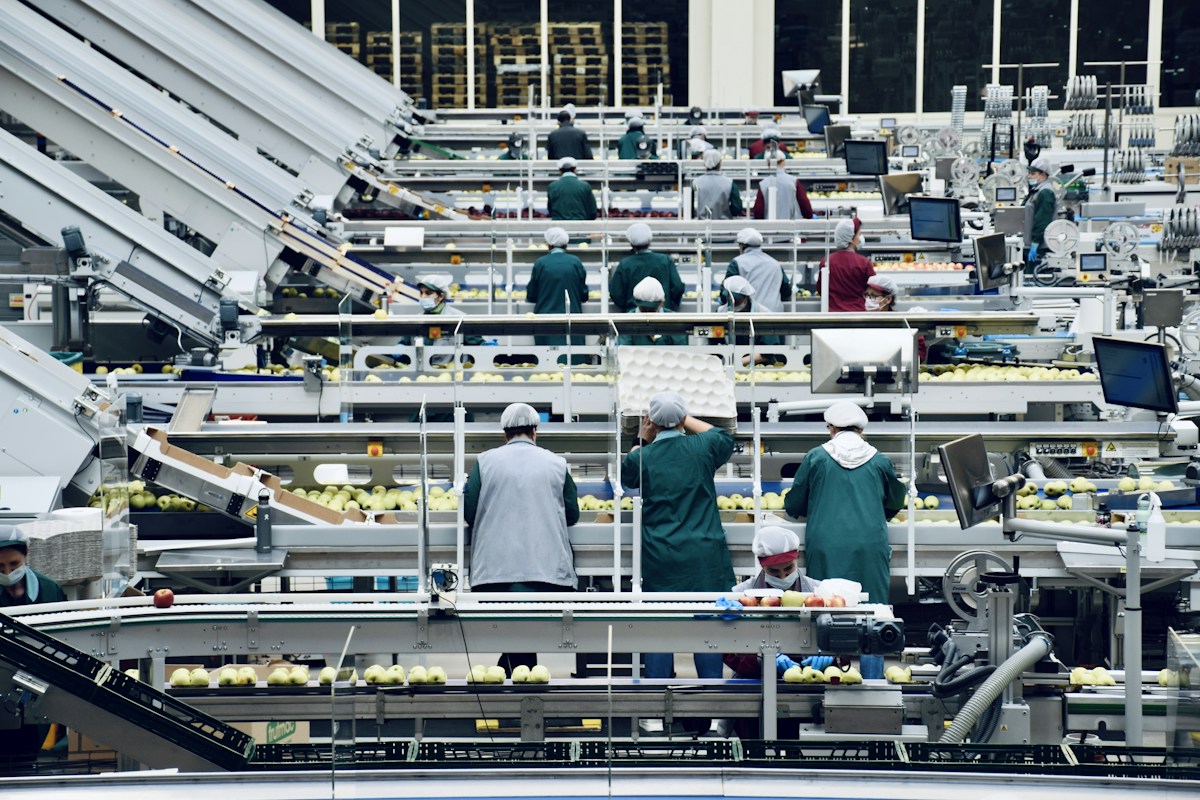 Impianto industriale di lavorazione, immagine illustrativa della produzione affidata a terzi