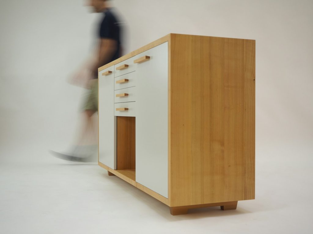 Mobile contenitore in legno con ante e cassetti bianchi