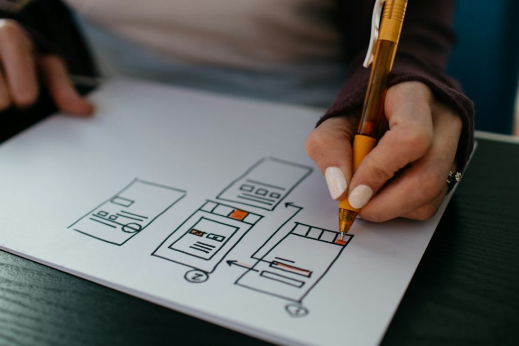 Designer prepara bozzetti e documentazione di un progetto su commissione