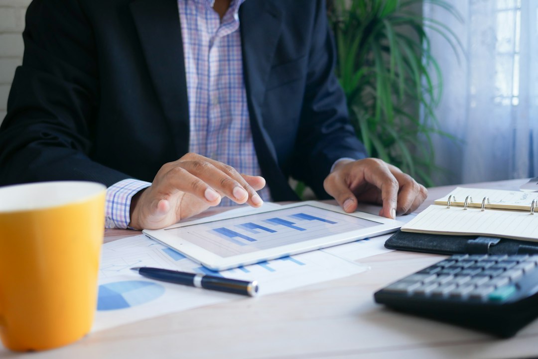 Professionista che esamina documenti economici a una scrivania